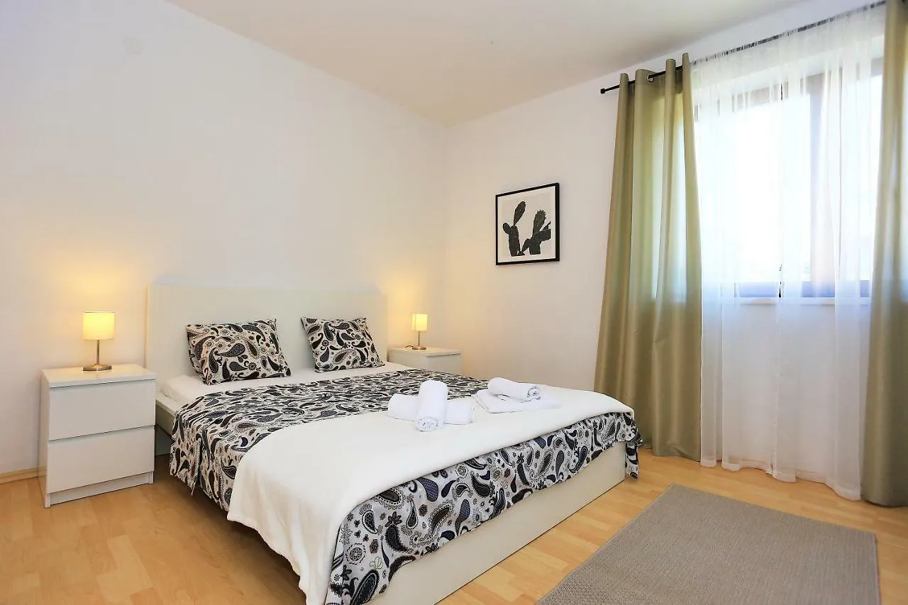 First Apartment Zadar 0*,  Croácia
